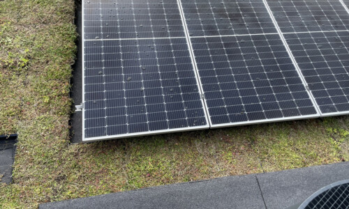Færdigt tag med sedum og solceller